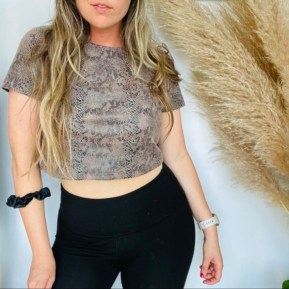 SHE & SKY Brown Black Tan Snakeskin Textured Zipper Crop Top Tee Shirt Blouse M